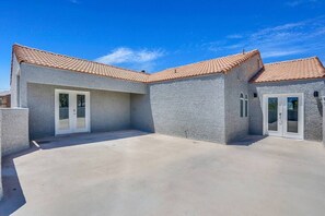 A two-story house with a concrete patio and a tiled roof. - 8drm • Strip Views• 21 Beds • Free Spa Heat • Basketball (Las Vegas)