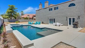 A backyard with a swimming pool, outdoor seating, and a house with a stucco exterior. - 8drm • Strip Views• 21 Beds • Free Spa Heat • Basketball (Las Vegas)