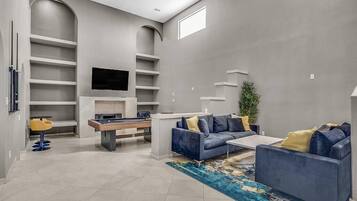 TV, caminetto, tavolo da calcetto, tavolo da ping pong