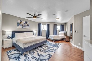 8 bedrooms, iron/ironing board, WiFi, bed sheets - Grand Casa 7Bd X 4Bth X 16 Bds (Las Vegas)