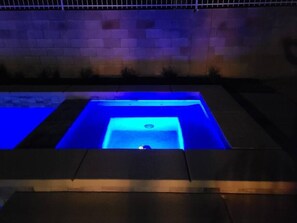 A square-shaped hot tub with a blue light. - 8drm • Strip Views• 21 Beds • Free Spa Heat • Basketball (Las Vegas)