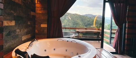 Deluxe Room | Jetted bathtub