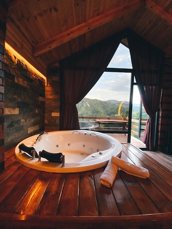 Deluxe Room | Jetted tub
