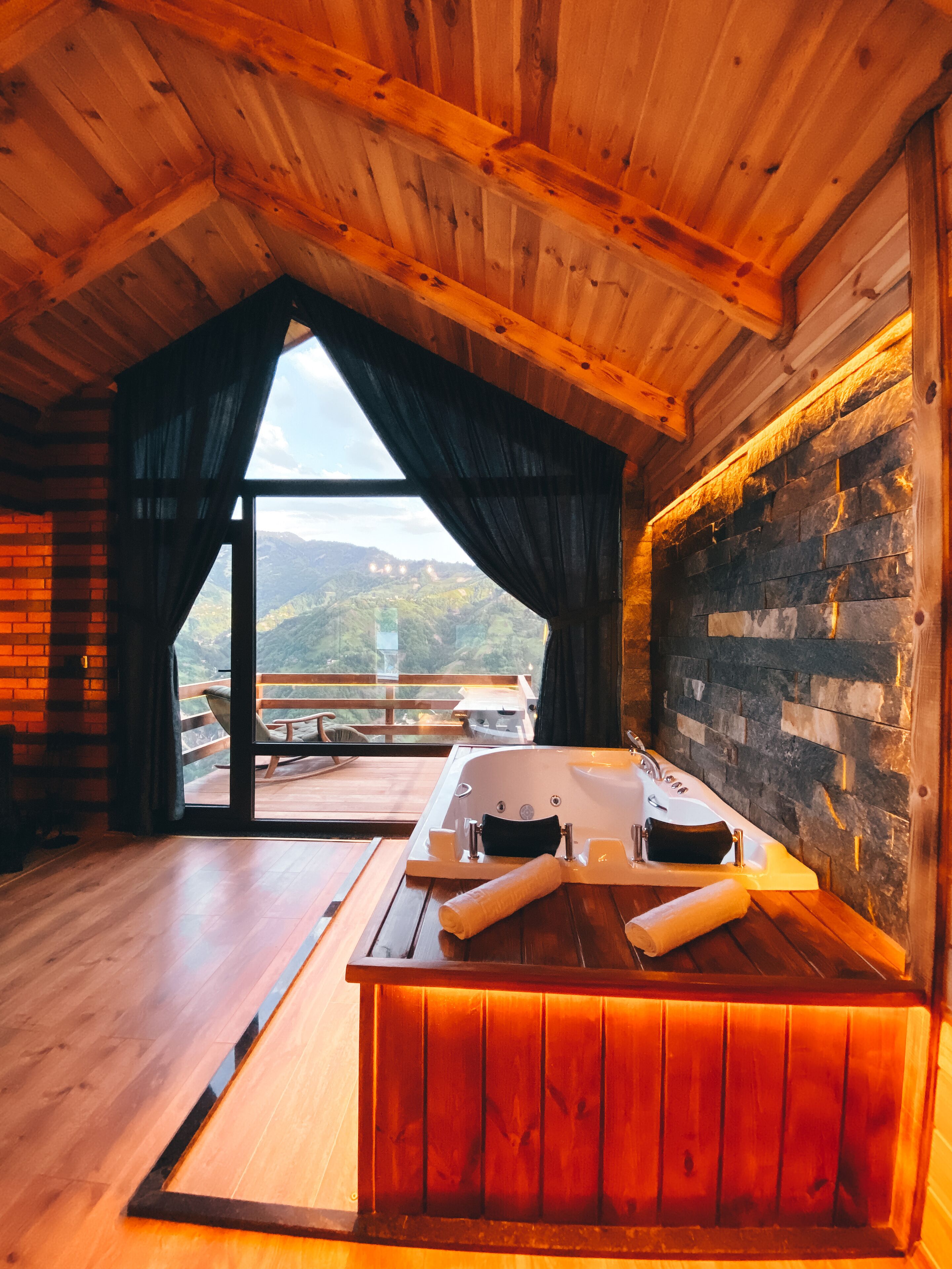 Superior-huone, 1 suuri parisänky, vuoristonäköala | Poreamme