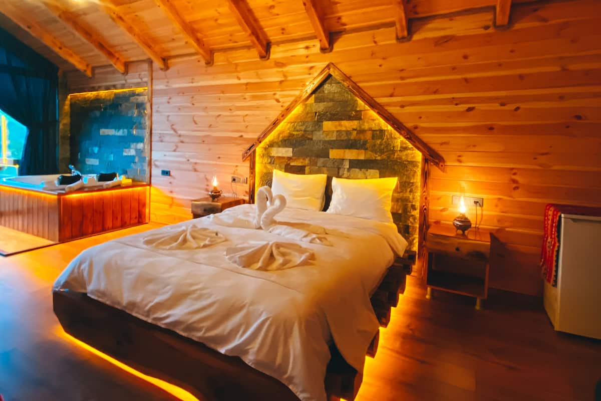 Habitación superior, 1 cama de matrimonio grande, vistas a la montaña | Ropa de cama de alta calidad y edredones de plumas