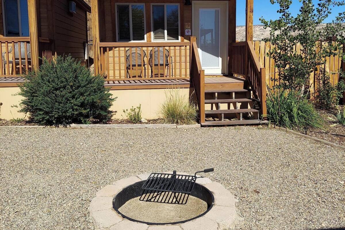 Deluxe King Cabin B with 1/2 bath (No Pets) | 客室ごとに異なる装飾、客室ごとに異なるインテリア、ベッドシーツ