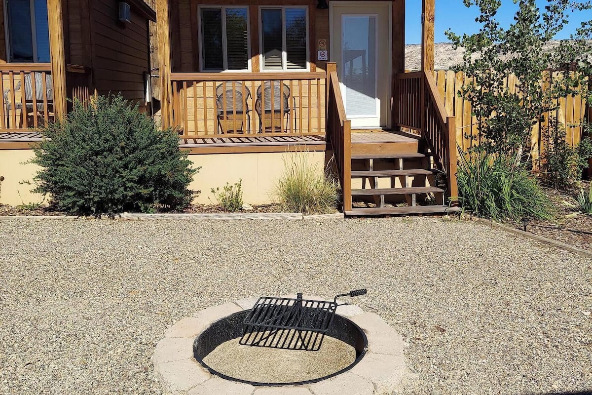 Deluxe King Cabin B with 1/2 bath (No Pets) | Individueel gedecoreerd, individueel gemeubileerd, beddengoed