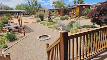 Deluxe King Cabin B with 1/2 bath (No Pets) | Terassi/patio