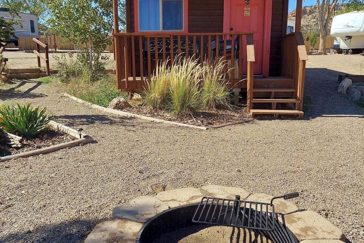 The-Hole-in-the-Rock (No Bathroom / Pet Friendly) | 客室ごとに異なる装飾、客室ごとに異なるインテリア、ベッドシーツ