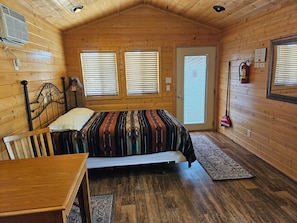 Deluxe Queen Cabin A with 1/2 bath (Pet Friendly) | Individuell dekoriert, individuell eingerichtet, Bettwäsche
