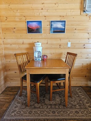 Deluxe Queen Cabin A with 1/2 bath (Pet Friendly) | Kaffee und/oder Kaffeemaschine