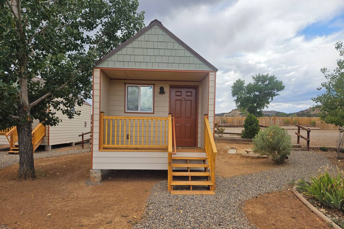 Canyon Vista (No Bathroom / No Pets) | 客室ごとに異なる装飾、客室ごとに異なるインテリア、ベッドシーツ