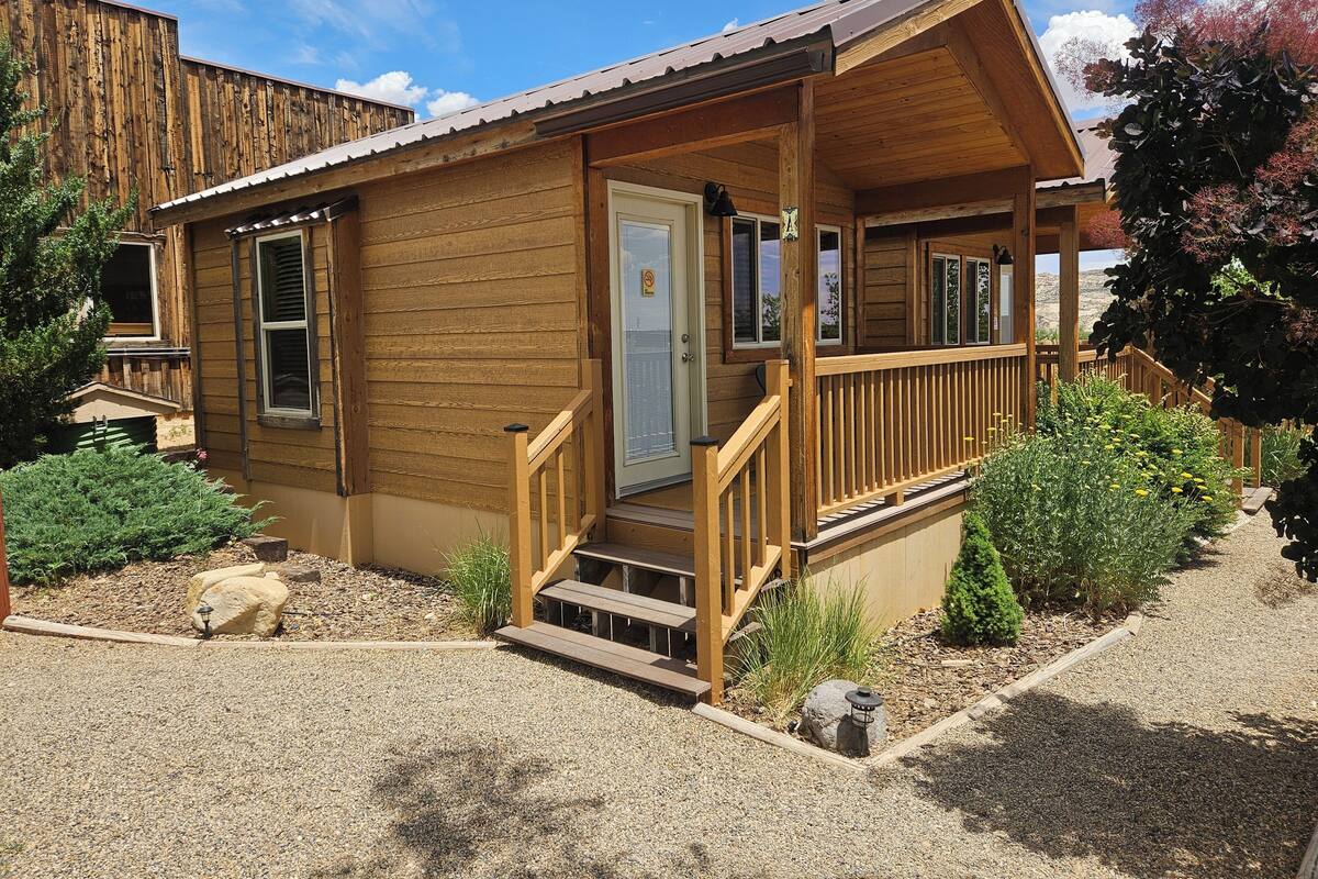 Deluxe Queen Cabin A with 1/2 bath (Pet Friendly) | 客室ごとに異なる装飾、客室ごとに異なるインテリア、ベッドシーツ