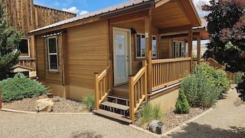 Deluxe Queen Cabin A with 1/2 bath (Pet Friendly) | Individually decorated, individually furnished, bed sheets