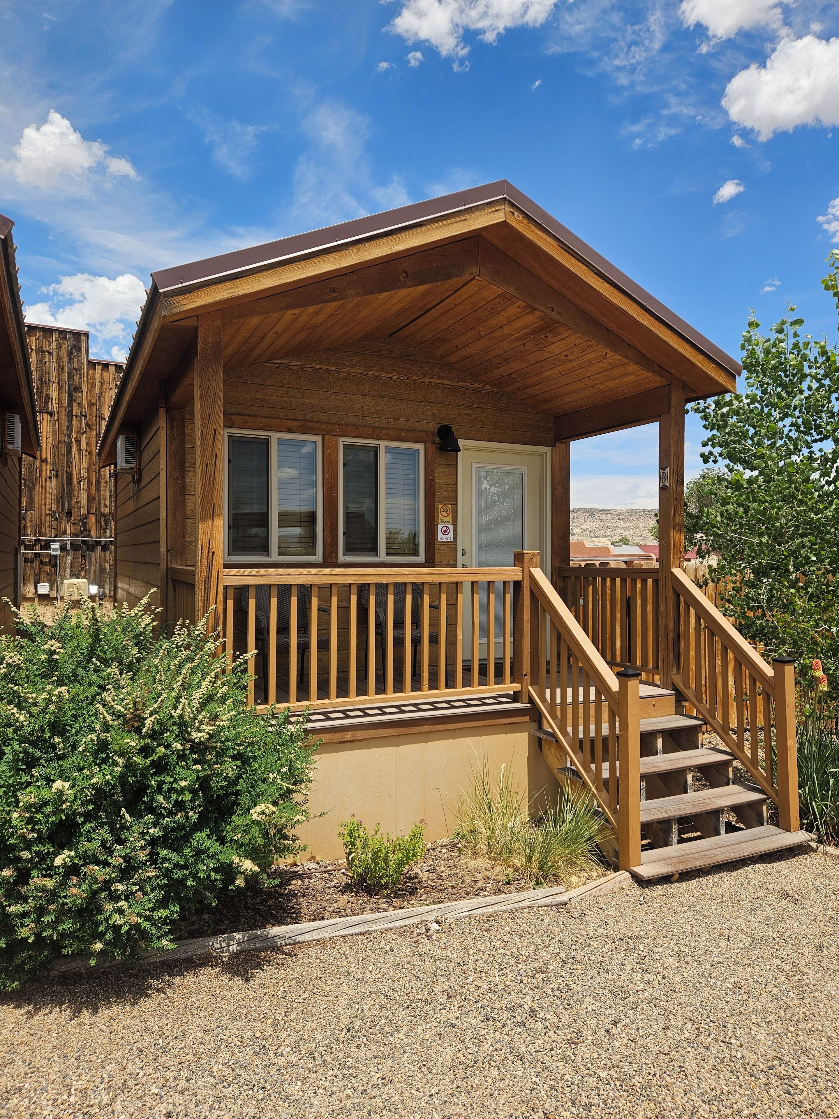 Deluxe King Cabin B with 1/2 bath (No Pets) | Individually decorated, individually furnished, bed sheets