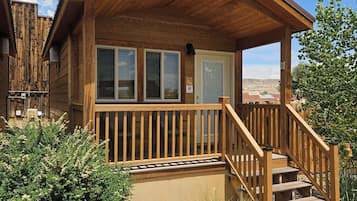 Deluxe King Cabin B with 1/2 bath (No Pets) | Individually decorated, individually furnished, bed sheets