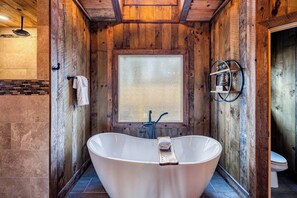 Bathtub, hair dryer, towels - Rustic Sunsets - Mountain Views, Hot tub, Arcade, Pool, Central, Aska Adventure (Blue Ridge)