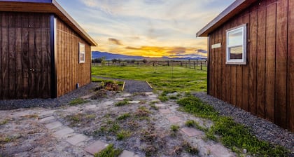 Off-grid farm stay with spectacular mountain views!