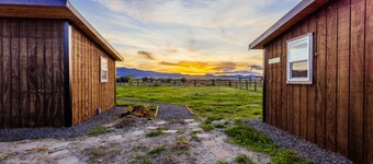 Off-grid farm stay with spectacular mountain views!