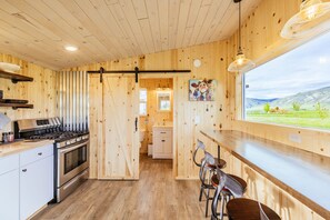 Fridge, oven, stovetop, coffee/tea maker