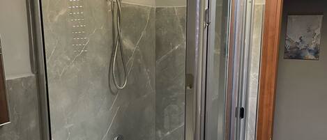 Dusche, Haartrockner, Bidet, HandtĂŒcher