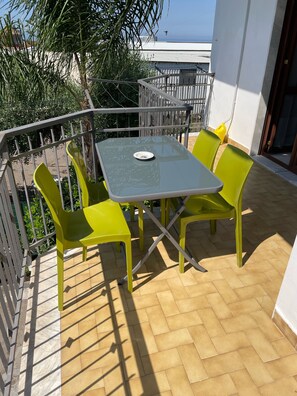 Outdoor dining - B&B PERNA PANORAMIC ROOMS SORRENTO (Torre del Greco)
