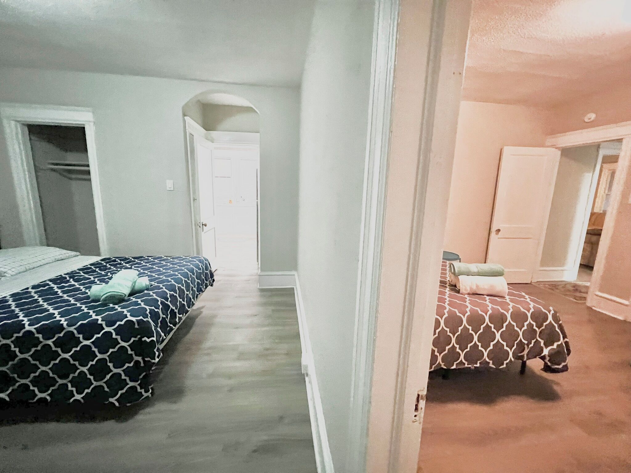 3 slaapkamers, een bureau, een strijkplank/strijkijzer, reisbedje