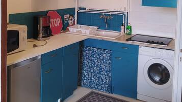 Een koelkast, een microgolfoven, een koffiezetapparaat/waterkoker