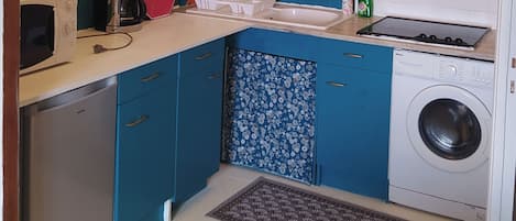 Een koelkast, een microgolfoven, een koffiezetapparaat/waterkoker