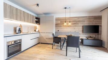 Kühlschrank, Ofen, Geschirrspüler, Wasserkocher mit Kaffee-/Teezubehör