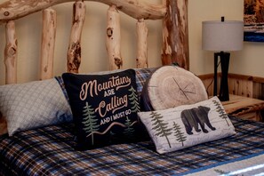 2 bedrooms, desk, iron/ironing board, free WiFi - Cordingley's Cozy Cabin in Ashton (Ashton)