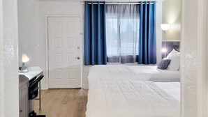 Comfort Double Room | Desk, laptop workspace, blackout drapes, WiFi (free) - Buckley Inn (Buckley)