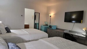 Comfort Double Room | Desk, laptop workspace, blackout drapes, WiFi (free) - Buckley Inn (Buckley)