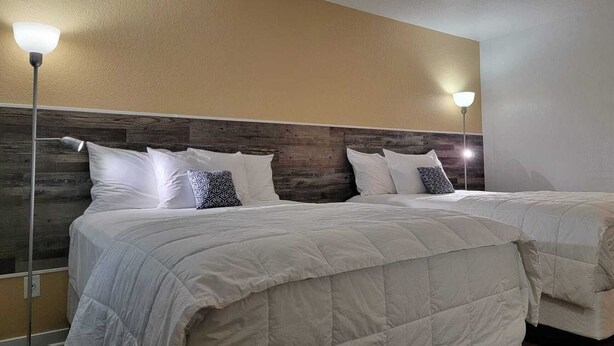 Comfort Double Room | Desk, laptop workspace, blackout drapes, WiFi (free) - Buckley Inn (Buckley)