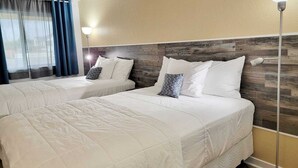 Comfort Double Room | Desk, laptop workspace, blackout drapes, WiFi (free) - Buckley Inn (Buckley)