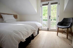 2 bedrooms, iron/ironing board, travel crib, free WiFi - No. 3 The Forge, village cottage in quiet location with walks from the door (Coniston)