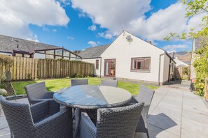 Outdoor dining - Hazel Cottage - spacious village cottage close to lake (Coniston)