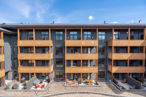 Exterior - *LUX* 1 BR King Condo DT Canmore, Heated Parking, Hot tub (Canmore)