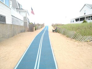 Property grounds - Steps to Beach Entrance #7, 1st floor, 2 Bedrooms, King Bed, Private deck/grill (Salisbury)