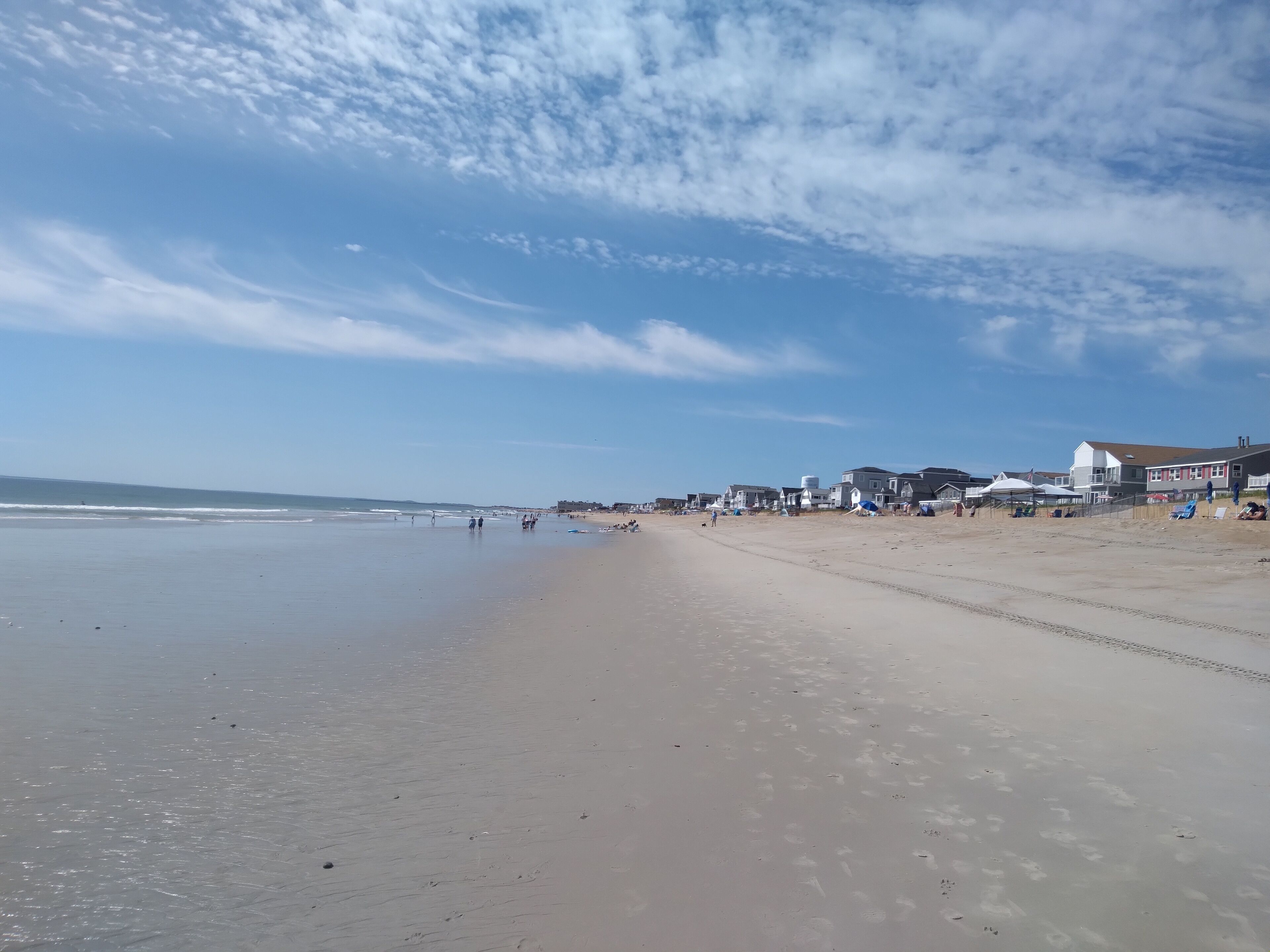 Playa en los alrededores, camastros y toallas de playa 