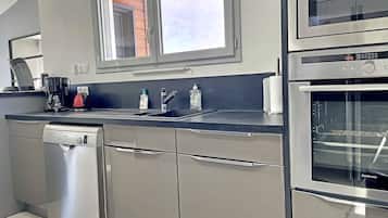 Fridge, microwave, oven, stovetop