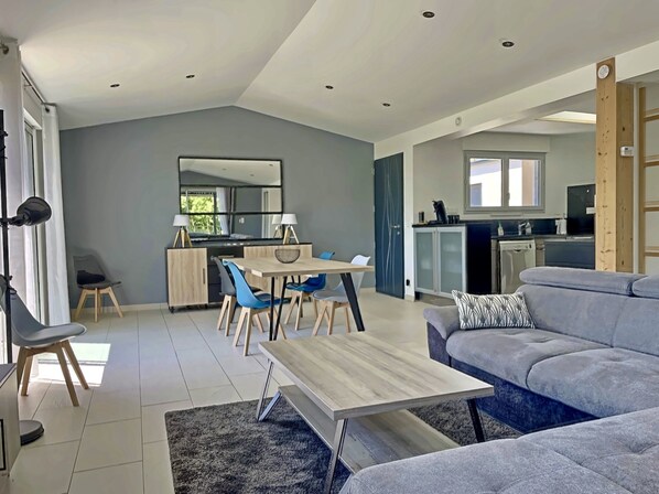 Smart TV, libros y monitor de computadora 