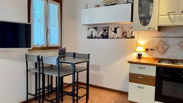 Frigorifero, microonde, forno, piano cottura