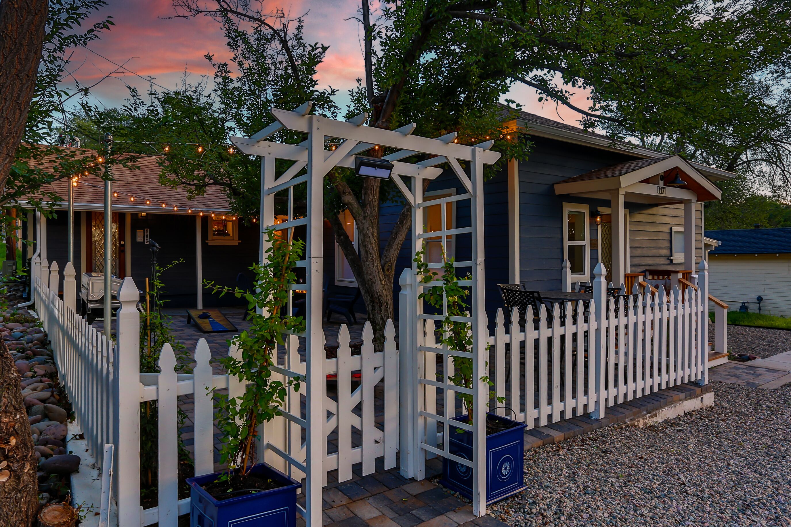 Historic Aubrey Cottage Duplex Walk to Downtown