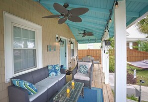 Outdoor dining - Charming Beach Cottage-1 block to beach/boardwalk (Carolina Beach)