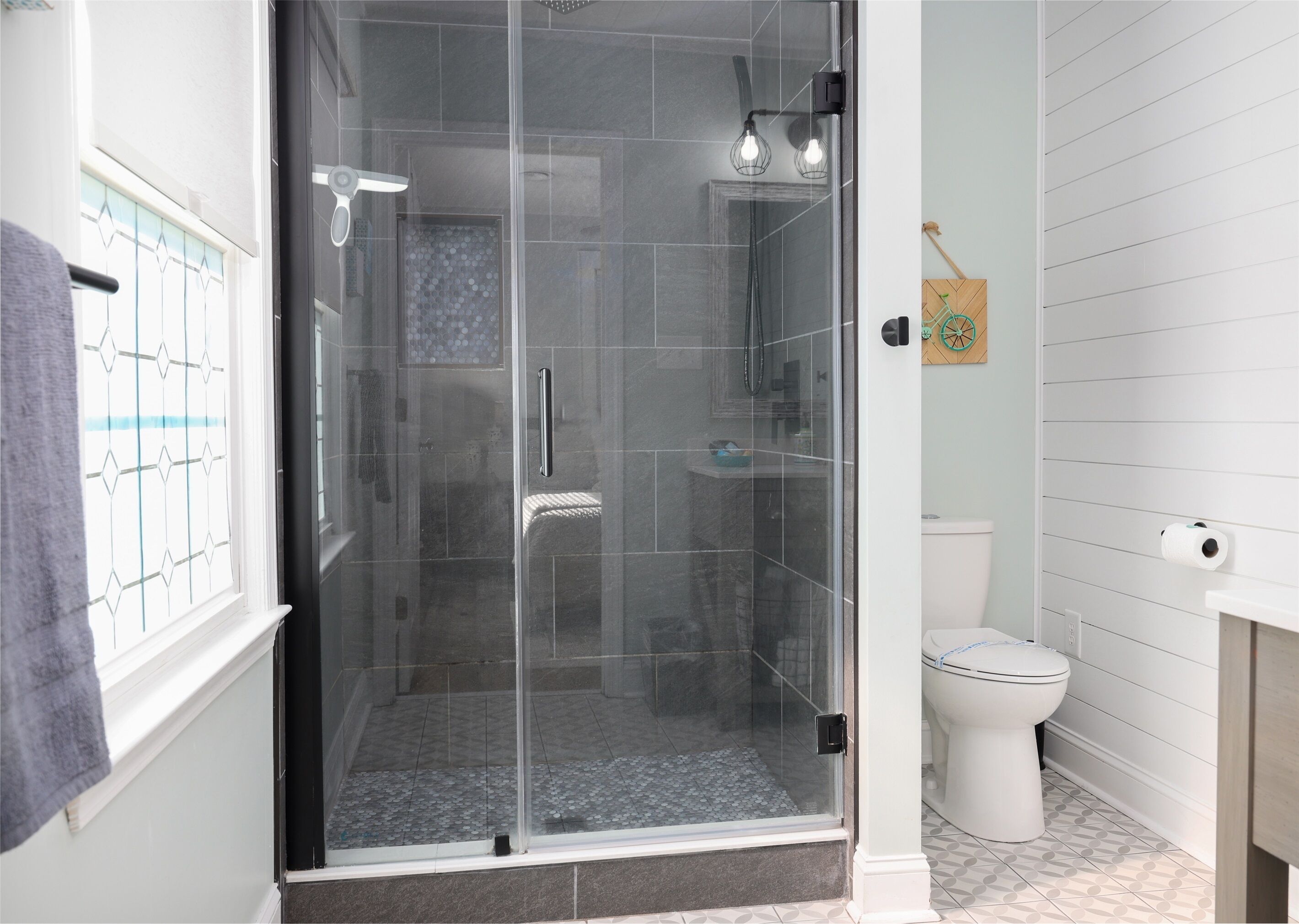 Combined shower/tub, hair dryer, towels