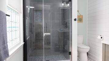 Combined shower/tub, hair dryer, towels