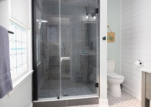 Combined shower/bathtub, hair dryer, towels - Charming Beach Cottage-1 block to beach/boardwalk (Carolina Beach)