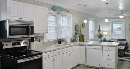 Charming Beach Cottage-1 block to beach/boardwalk