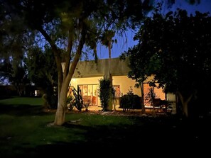 Una casa con un césped bien cuidado y un patio.